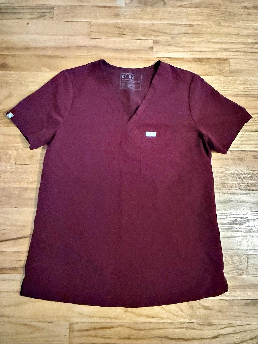 FIGS single-Pocket Scrub Top V-Neck Burgundy Medium